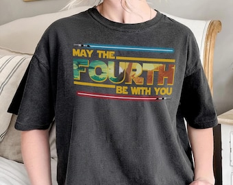 Camiseta "May The 4th Be With You", camiseta del Día de Star Wars de Disney, regalo para fans de Star Wars, camiseta de Star Wars Disney, camiseta de Darth Vader, camiseta de Baby Yoda
