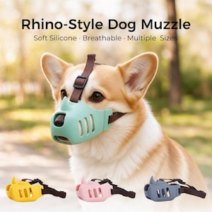Può includere: Una museruola per cani in silicone verde chiaro con corno stile rinoceronte, cinturini marroni regolabili e fessure di ventilazione. Testo: Rhino-Style Dog Muzzle, Soft Silicone, Breathable, Multiple Sizes. Mostrate anche versioni gialla, rosa e blu.