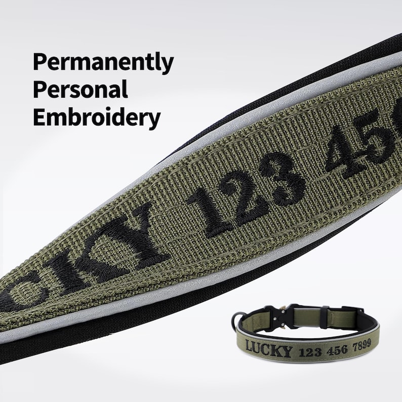 K&ouml;nnte beinhalten: Olivgr&uuml;nes Hundehalsband mit schwarzem, gesticktem Text "LUCKY 123 456 7899". Das Halsband hat einen reflektierenden silbernen Streifen und eine schwarze Schnalle. Der Text "Permanently Personal Embroidery" ist ebenfalls sichtbar.