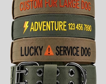 Könnte beinhalten: Ein Stapel aus vier olivgrünen Hundehalsbändern mit Metallbeschlägen. Das oberste Halsband zeigt den orangefarbenen Text CUSTOM FOR LARGE DOG. Das zweite hat einen gelben Blitz und ADVENTURE 123 456 7890. Das dritte trägt den schwarzen Text LUCKY und ein Warnsymbol mit SERVICE DOG.