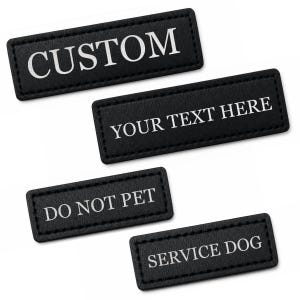 Puede incluir: Cuatro parches rectangulares negros con bordes cosidos y letras blancas. Los parches muestran el texto CUSTOM, YOUR TEXT HERE, DO NOT PET y SERVICE DOG en una fuente serif. Estos parches están diseñados para fijarse a equipos o ropa.