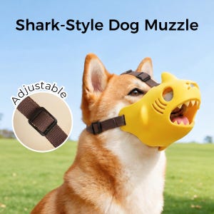Può includere: Una museruola per cani gialla a forma di squalo con pinna, branchie e denti modellati. La museruola presenta cinghie in tessuto marrone regolabili con fibbie in plastica nera. Sono visibili le scritte Shark-Style Dog Muzzle e Adjustable.