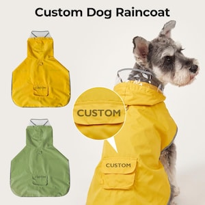 Op de afbeelding: Een gele of groene hondenregenjas met een capuchon met doorzichtige rand, een klein zakje op de rug met het woord CUSTOM en reflecterende biezen. De regenjas wordt getoond op een hond en als plat product met de tekst Custom Dog Raincoat.