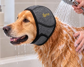 Könnte beinhalten: Ein grauer, melierter Hunde-Ohrenschutz mit schwarzem Rand und dem gelben Schriftzug Lyra an der Seite. Das Accessoire wird am Kopf eines goldfarbenen Hundes getragen, während dieser mit einer Handbrause mit Wasser abgespült wird.