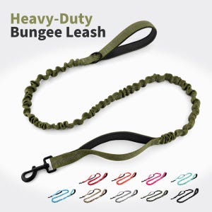 Peut inclure: Une laisse élastique robuste de couleur vert olive avec un design en tissu froncé flexible, un mousqueton en métal noir et deux poignées rembourrées. Le texte "Heavy-Duty Bungee Leash" est visible en haut, avec des variantes de couleurs en bas.