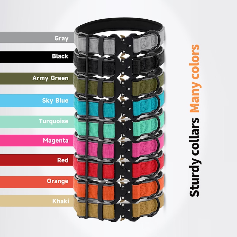 K&ouml;nnte beinhalten: Ein Stapel robuster Hundehalsb&auml;nder in verschiedenen Farben, darunter Grau, Schwarz, Armygr&uuml;n, Himmelblau, T&uuml;rkis, Magenta, Rot, Orange und Khaki. Jedes Halsband hat eine schwarze Schnalle und einen reflektierenden Streifen. Der Text "Sturdy collars Many colors" ist sichtbar.