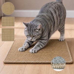 Può includere: Un tappetino tiragraffi rettangolare in sisal color marrone chiaro con trama intrecciata e bordi rifiniti. Un gatto grigio tigrato allunga le zampe anteriori sul tappetino. Gli inserti mostrano un tappetino circolare, rettangolare e quadrato.
