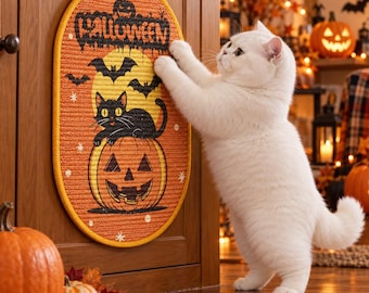 Könnte beinhalten: Ein ovaler, orangefarbener Halloween-Wandbehang mit einer schwarzen Katze, die auf einem Kürbis sitzt, sowie Fledermäusen und dem Schriftzug "HALLOWEEN" oben. Das Design zeigt einen gelben Mondhintergrund und kleine weiße Sterne.