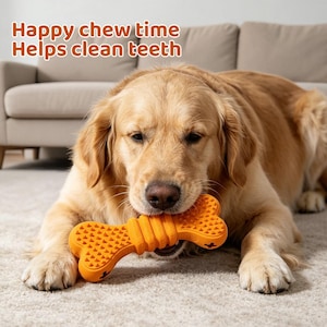 Pode incluir: Um golden retriever mastigando um brinquedo laranja em forma de osso com superfície texturizada. O brinquedo apresenta saliências e sulcos elevados. O texto sobreposto diz: Happy chew time, Helps clean teeth.