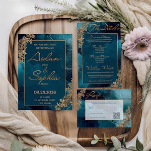 Könnte beinhalten: Hochzeitseinladungs-Set mit teal- und goldfarbenen Akzenten. Die Einladung enthält die Namen Aidan & Sophia, das Hochzeitsdatum und den Ort. Das Set umfasst auch Detail- und RSVP-Karten, alle mit einem marmorähnlichen tealfarbenen Hintergrund und goldenen floralen Verzierungen.