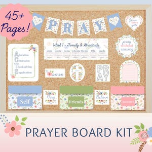 Puede incluir: Un kit de tablero de oración en un tablero de corcho, con detalles florales. Incluye pancartas que deletrean "PRAY" y tarjetas con palabras como "Self", "Pray", "Friends" y "Believe". El kit tiene más de 45 páginas y una sección semanal de familia y gratitud.