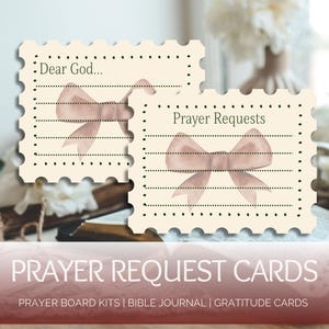 Peut inclure: Deux cartes de demande de prière crème avec un design de timbre-poste. Chaque carte présente un nœud aquarelle et des lignes pointillées pour l'écriture. Une carte indique "Dear God..." et l'autre "Prayer Requests". Les mots "PRAYER REQUEST CARDS" sont en bas.