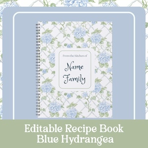 Könnte beinhalten: Ein spiralgebundenes Rezeptbuch mit einem blauen Hortensien-Blumenmuster. Das Cover zeigt ein weißes Etikett mit dem Text "From the Kitchen of" und Platz für einen Namen und Familiennamen. Der untere Teil des Bildes lautet "Editable Recipe Book Blue Hydrangea".