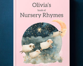 Könnte beinhalten: Ein rosa Kinderbuch mit dem Titel "Olivia's book of Nursery Rhymes". Das Cover zeigt eine skurrile Illustration von Schafen, die über einen Mond und Sterne springen. Das Buch wurde von Nora Numi erstellt.