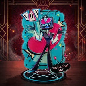 Może przedstawiać: Przezroczysta akrylowa figurka postaci z kreskówki z telewizorem zamiast głowy. Postać ma na sobie czarny garnitur, różową pelerynę i trzyma karty z napisem "VOX". Figurka stoi na czarnej podstawie z napisem "You Can Trust Me!"