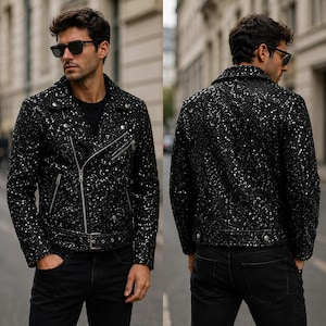 Può includere: Una giacca da moto nera con paillettes, caratterizzata da risvolti, cerniere in metallo argentato, cintura in vita con fibbia e bottoni a pressione. La giacca è indossata sopra una maglietta nera semplice e abbinata a jeans neri.