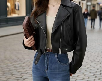 Jaqueta cropped feminina de couro preta de manga comprida, estilo motociclista, ideal para presentear uma amiga. Confeccionada em pele de carneiro genuína, com um toque chique e casual, perfeita para o dia a dia.
