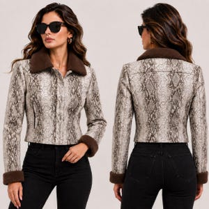 Puede incluir: Una chaqueta corta con estampado de piel de serpiente en tonos beige y marrón, complementada con un cuello de piel sintética marrón oscuro y puños a juego. La chaqueta se lleva con vaqueros negros y gafas de sol negras, vista frontal y trasera.