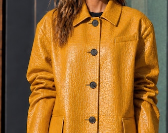Jaqueta feminina oversized de couro com estampa de crocodilo, cor mostarda, ideal para eventos noturnos. Casaco de luxo, peça marcante e perfeita para presentear.