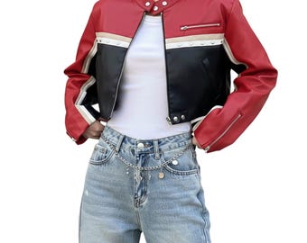 Jaqueta feminina cropped de couro estilo motociclista, preta e vermelha, em pele de carneiro legítima, com tachas, estilo punk racer, ideal para presentear sobrinha. Moda streetwear Y2K.