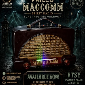Puede incluir: Una radio espiritual Philco Magcomm de 1950 en color marrón oscuro con una rejilla de altavoz dorada y un dial de frecuencia horizontal que muestra los números del 55 al 160. Incluye un asa superior, perillas de control y el texto Tune Into The Unknown.