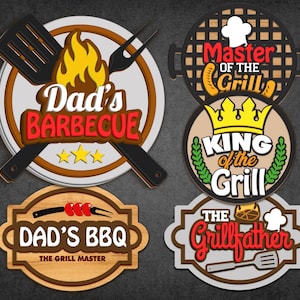 Könnte beinhalten: Eine Sammlung von Schildern zum Thema Grillen mit Texten wie "Dad's Barbecue", "Dad's BBQ", "Master of the Grill", "King of the Grill" und "The Grillfather". Die Schilder zeigen Grillwerkzeuge, Flammen und eine Kochmütze.