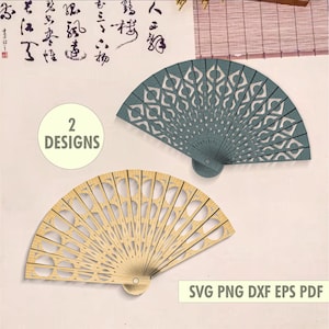 以下が含まれることがあります： 2つの装飾的な折りたたみ扇子。1つは明るいティール色で、もう1つは天然木の色合いです。どちらの扇子も透かし彫りのデザインです。画像には「2 DESIGNS」と「SVG PNG DXF EPS PDF」の文字も含まれています。