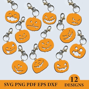 Puede incluir: Llaveros de calabaza naranja con diferentes caras talladas, unidos a llaveros y cierres plateados. La imagen muestra 12 diseños diferentes. El texto en la parte inferior dice "SVG PNG PDF EPS DXF" y "12 DISEÑOS".
