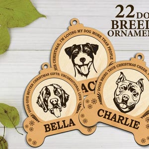 Op de afbeelding: Houten hondenrasornamenten met gegraveerde hondenportretten en namen. De ornamenten zijn botvormig en voorzien van de tekst "22 Dog Breeds Ornaments". Elk ornament heeft een ander hondenras en een naam, zoals "Bella" en "Charlie".