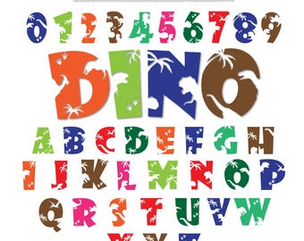 Può includere: Un colorato set di alfabeto e numeri a tema dinosauri. Le lettere e i numeri sono riempiti con vari modelli e sagome di dinosauri. La parola "DINO" è ben visibile. Il testo "Dinosaur Alphabet SVG" è in alto.