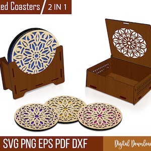 Może przedstawiać: Drewniane podkładki pod szklanki z wycinanym laserowo kwiatowym wzorem. Zestaw zawiera uchwyt i trzy pojedyncze podkładki. Podkładki mają jasną drewnianą powierzchnię zewnętrzną z niebieskim i fioletowym wnętrzem. Pudełko ma pasujący wzór na pokrywie.