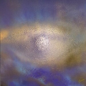 Peut inclure: Peinture abstraite à la surface texturée. L'œuvre présente un mélange de couleurs, notamment des nuances de bleu, d'or et de violet. Une forme circulaire blanche et brillante est au centre, créant un point focal. La peinture a une qualité onirique et éthérée.