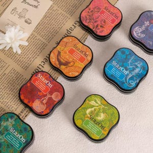 StazOn Midi: almohadillas de tinta a base de aceite de Tsukineko Japón. Tinta de secado rápido para sellos en papel, tela, metal, plástico, etc., para manualidades y tarjetas.