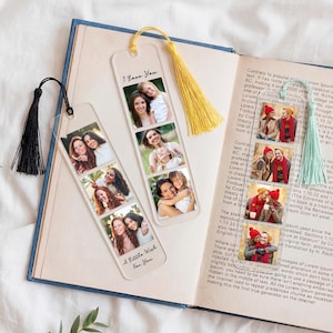 Puede incluir: Marcadores de acrílico transparente con borlas. Un marcador presenta el texto "I Love You" y el otro dice "A Little Wish For You". Cada marcador muestra varias fotos.