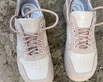 Handgemaakte leren sneakers met veters: anatomische sneakers met brede neus