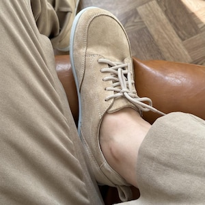 Beige anatomical sneakers with natural leather lining and flexible sole – handmade casual everyday shoes