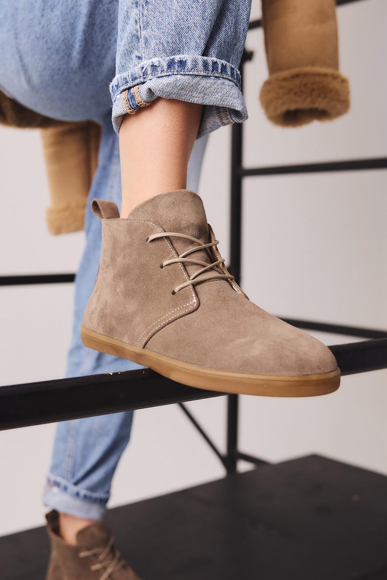 Women wearing gray suede barefoot boots with jeans – minimalist shoes