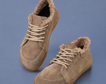 Sneakers invernali da donna in pelle scamosciata beige, scarpe con fodera in pelle di pecora, scarpe calde minimaliste con punta larga e flessibile