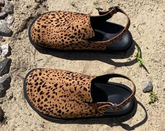 Handgemaakte leren klompen: anatomische suède sandalen, aangepaste kleuren