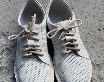 Witte damessneakers op blote voeten, geperforeerde leren schoenen, schoenen met brede neus, minimalistische schoenen, ademende zomersneakers