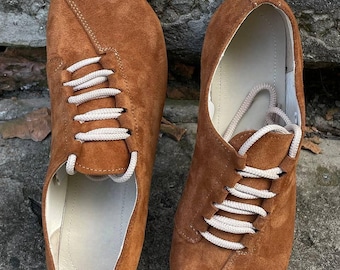 Handgemaakte suède sneakers met veters: wandelschoenen met brede teen voor dames