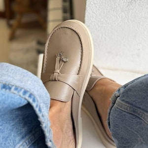 Beige leather women’s loafers – handmade slip-on mules with anatomical sole, stylish and comfortable flats for everyday wear.