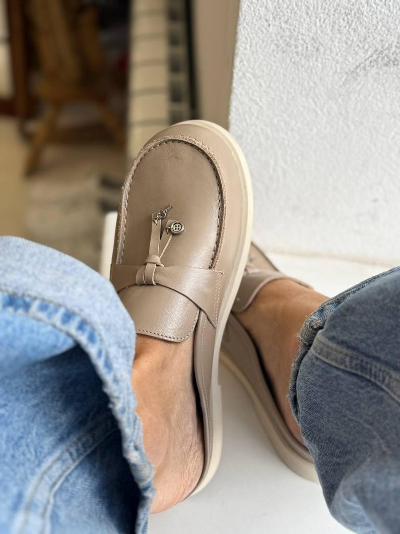 Beige leather women’s loafers – handmade slip-on mules with anatomical sole, stylish and comfortable flats for everyday wear.