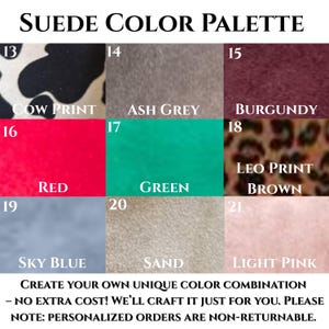 Op de afbeelding: Een su&egrave;de kleurenpalet met gekleurde stalen. Kleuren zijn koeienprint, asgrijs, bordeaux, rood, groen, luipaardprint bruin, hemelsblauw, zand en lichtroze. De tekst moedigt klanten aan om hun eigen kleurencombinatie te cre&euml;ren.