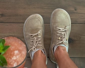 Handgemaakte suèdeleren sneakers: anatomische vrijetijdsschoenen met brede neus