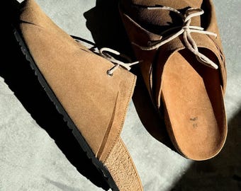 Handgemaakte suède klompen: camelkleurige instapmuiltjes met veters