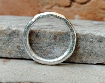 Colgante circular orgánico de plata de ley hecho a mano: collar rústico