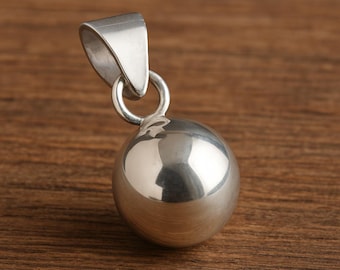 Charm de bola minimalista / Colgante esférico hecho a mano / Regalo para ella y para él, joyería moderna y sencilla