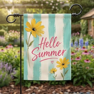 Könnte beinhalten: Eine Gartenflagge mit cremefarbenem Hintergrund und vertikalen türkisfarbenen Streifen. Gelbe Blumen mit grünen Stielen und Blättern sind auf die Flagge gemalt. Die Worte "Hello Summer" sind in rosa Schrift geschrieben, mit einem kleinen Herz darunter.