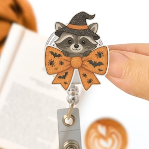 Waschbär Hexe Faux Glitter Badge Reel, Halloween Schleife einziehbarer ID Halter, niedliches gruseliges Krankenschwester Lehrer Abzeichen, Herbst Accessoire, Halloween Geschenk